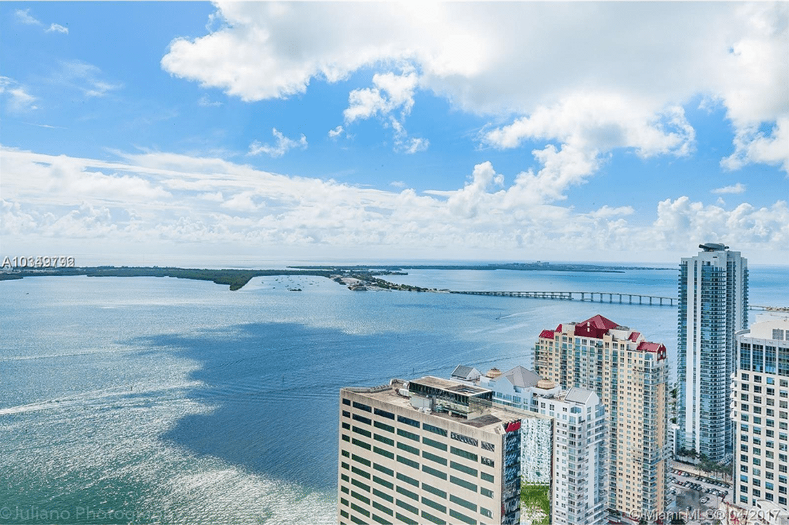 An Exclusive 1 Bedroom Condos For Sale At The Plaza on Brickell On The 49th Floor